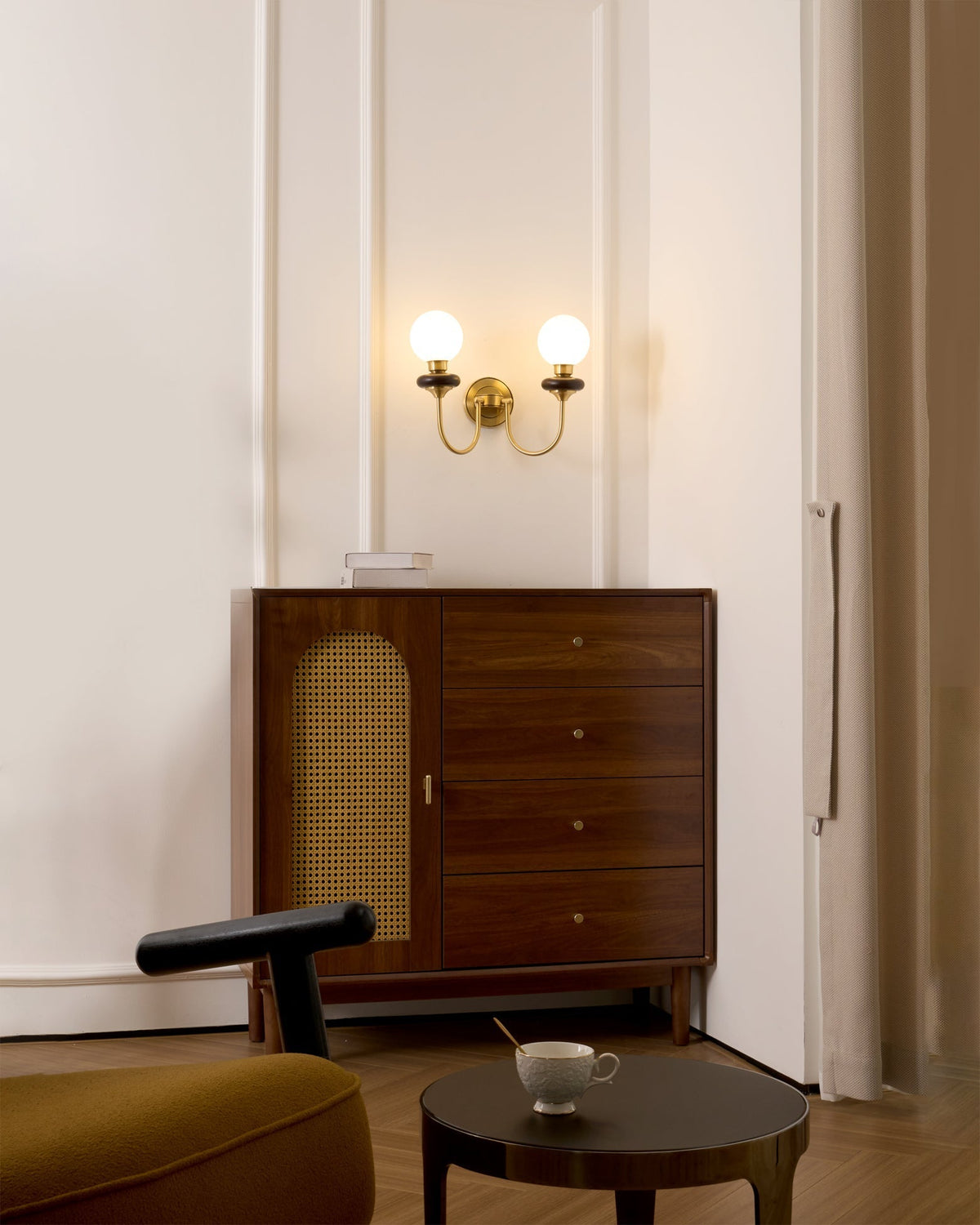 Elvalora Wandleuchte Premium zeitgenössisch aus Walnuss und Glas