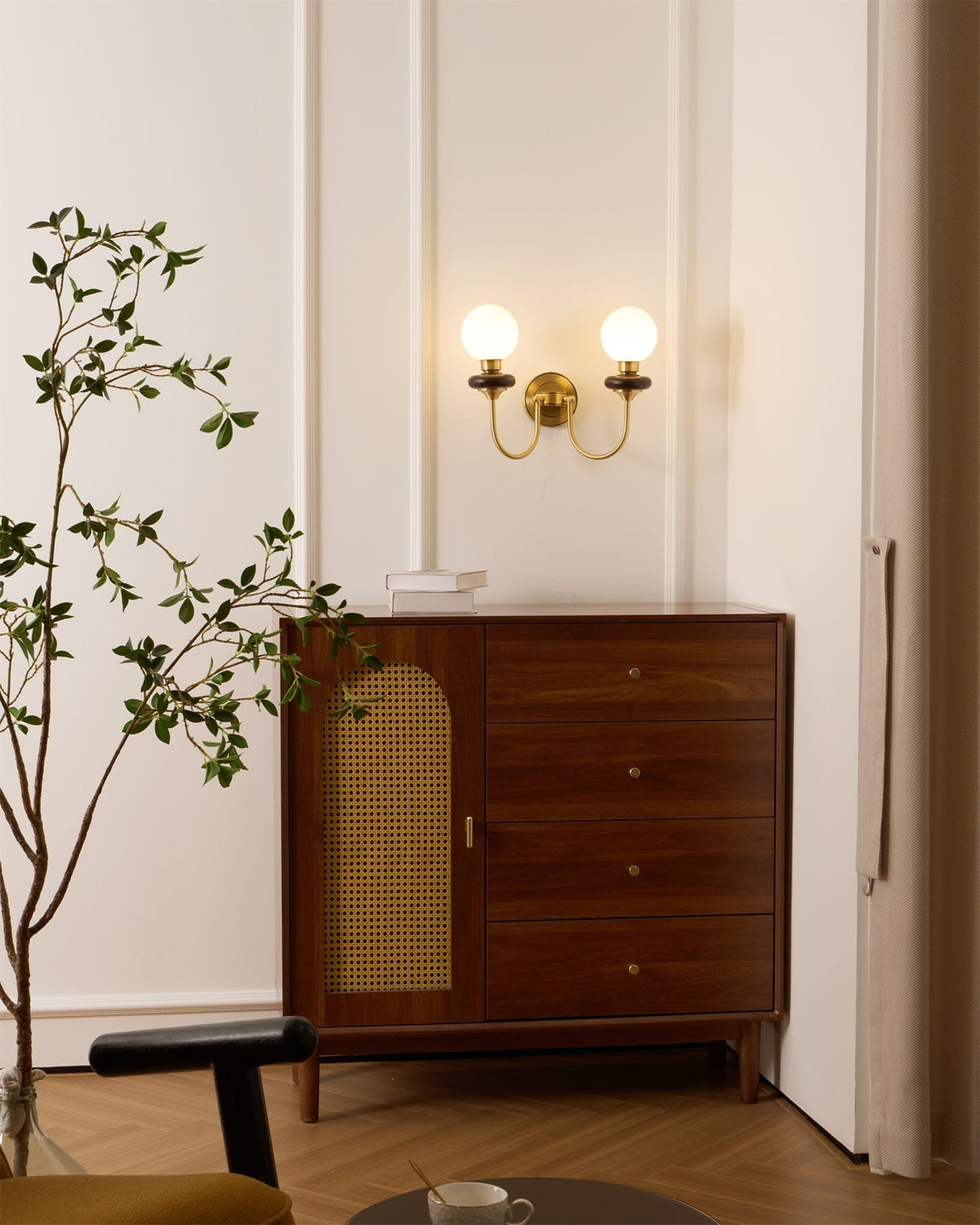 Elvalora Wandleuchte Premium zeitgenössisch aus Walnuss und Glas