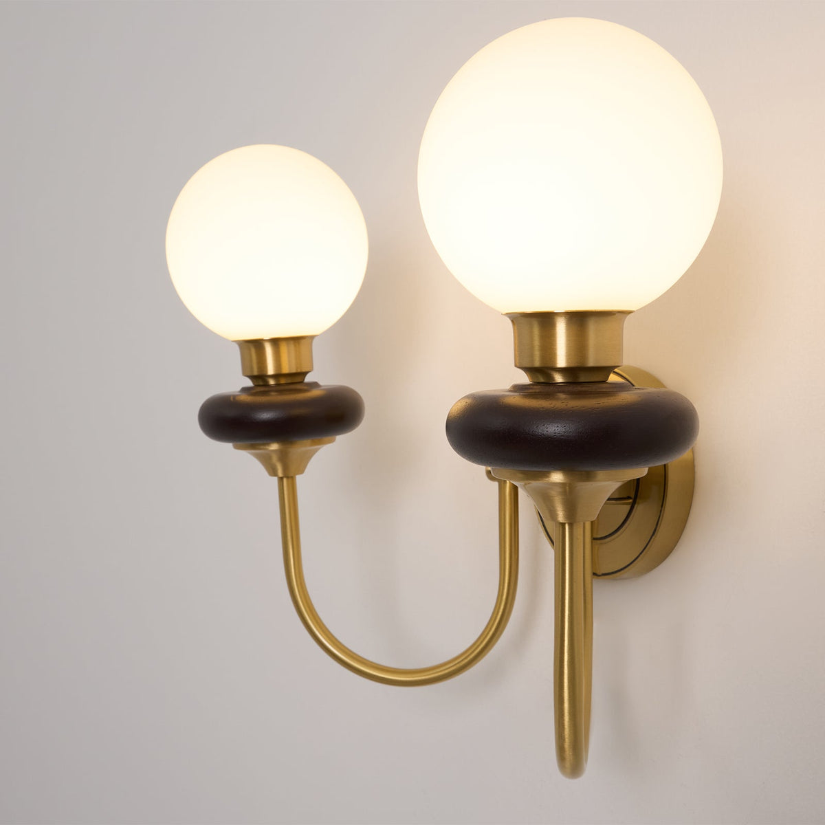 Elvalora Wandleuchte Premium zeitgenössisch aus Walnuss und Glas