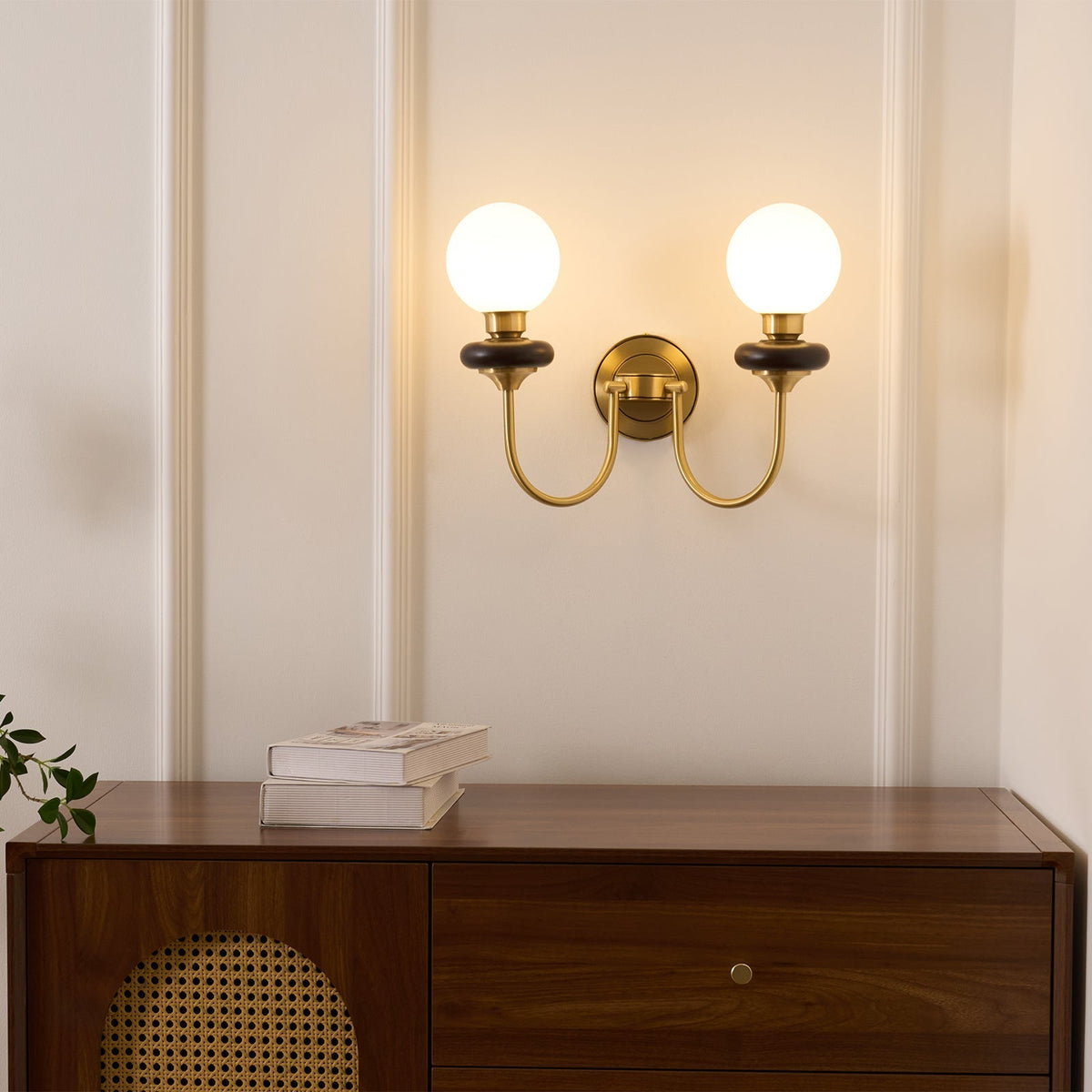 Elvalora Wandleuchte Premium zeitgenössisch aus Walnuss und Glas