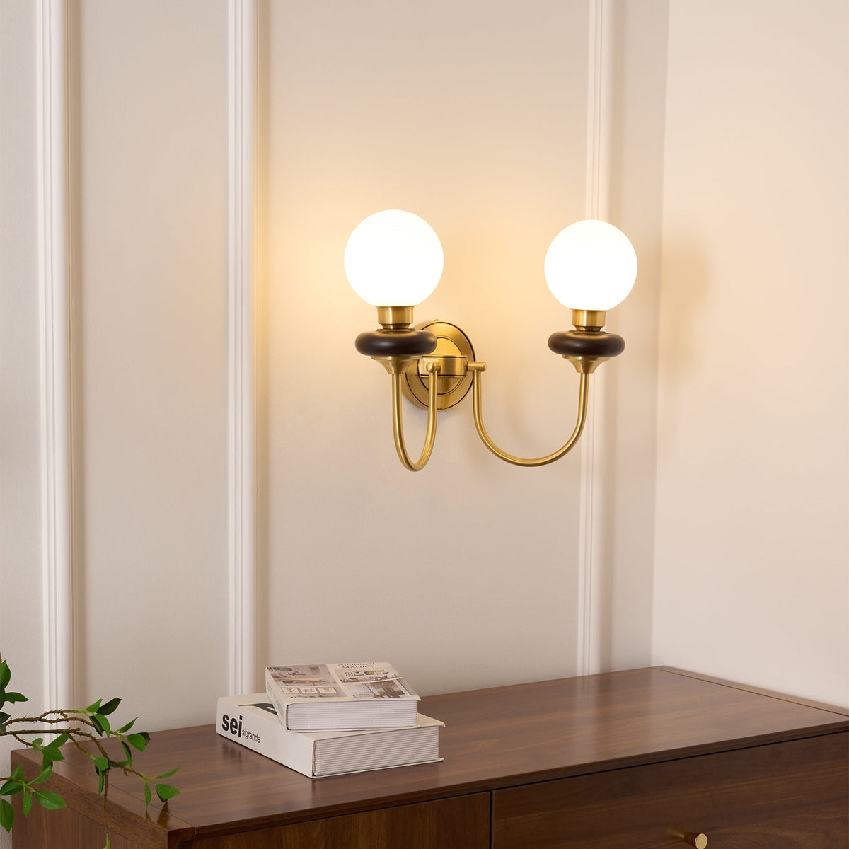 Elvalora Wandleuchte Premium zeitgenössisch aus Walnuss und Glas