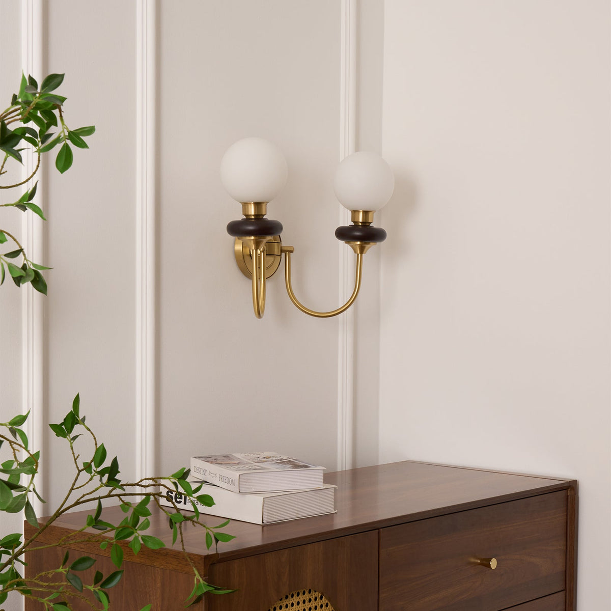 Elvalora Wandleuchte Premium zeitgenössisch aus Walnuss und Glas