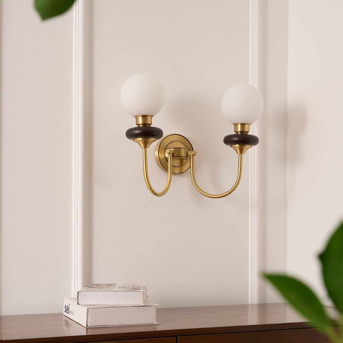 Elvalora Wandleuchte Premium zeitgenössisch aus Walnuss und Glas