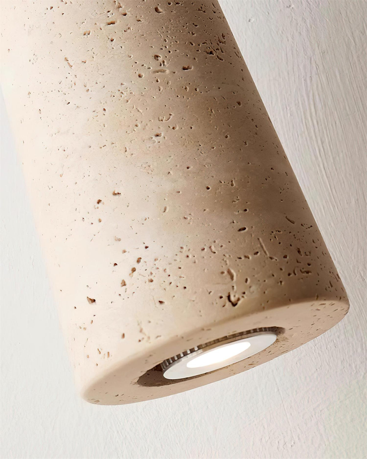 Nolira Pendelleuchte aus Holz und natürlichem Travertin