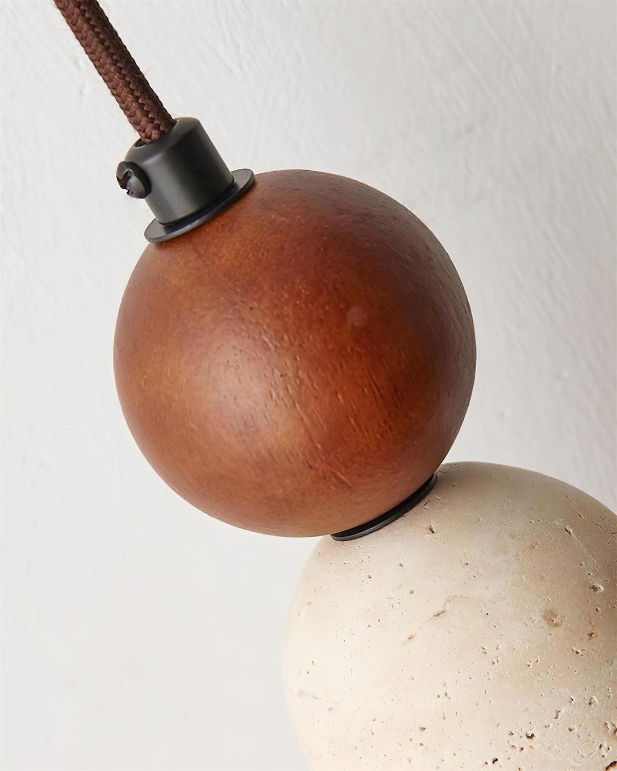 Nolira Pendelleuchte aus Holz und natürlichem Travertin