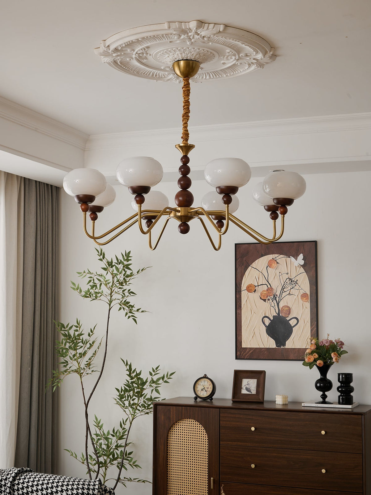 Sylaian Kronleuchter aus Glas und Messing mit Holzaufsatz in zeitgenössischem Stil 6-Light