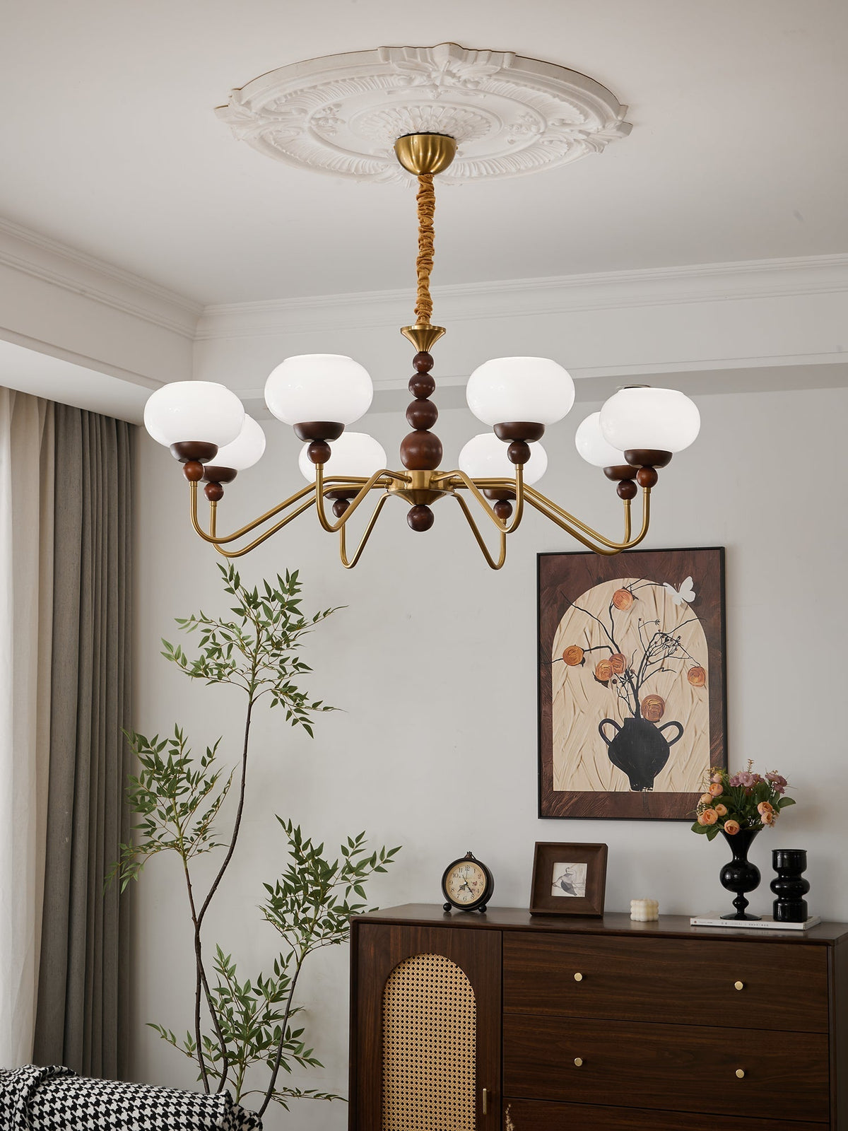 Sylaian Kronleuchter aus Glas und Messing mit Holzaufsatz in zeitgenössischem Stil 6-Light