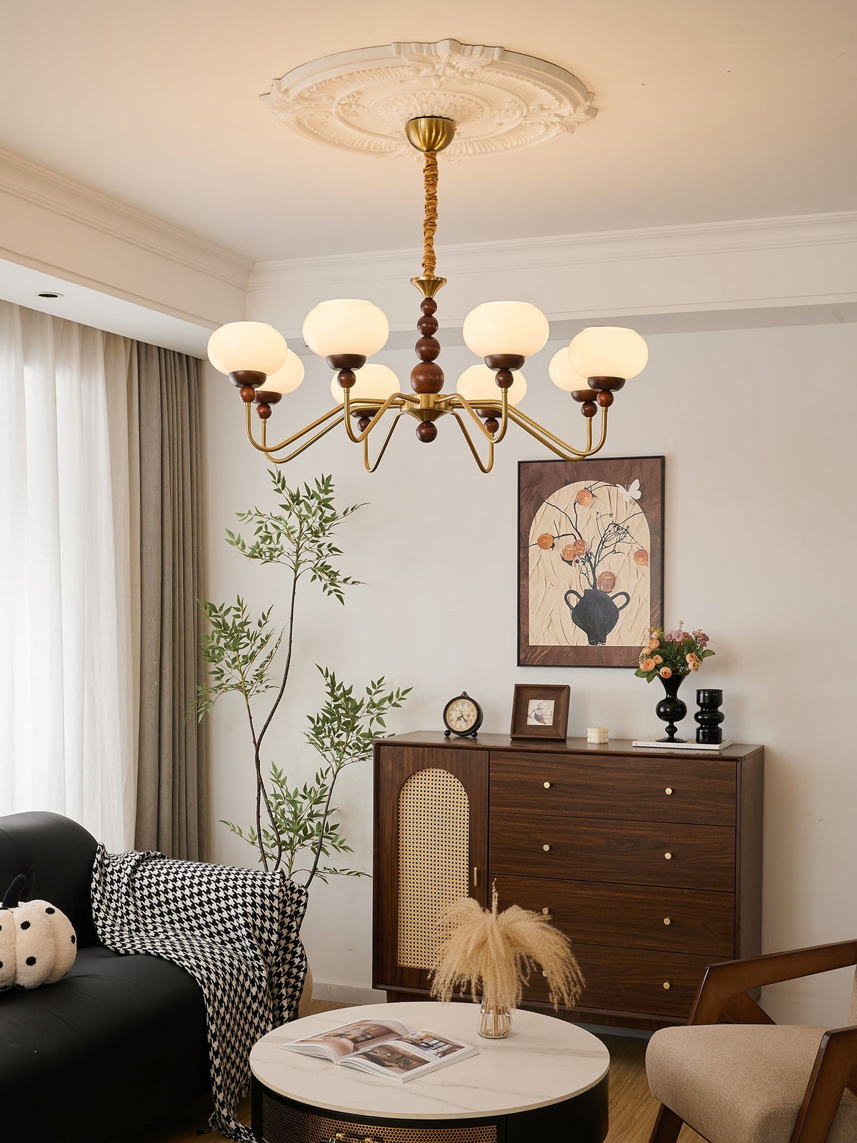 Sylaian Kronleuchter aus Glas und Messing mit Holzaufsatz in zeitgenössischem Stil 6-Light