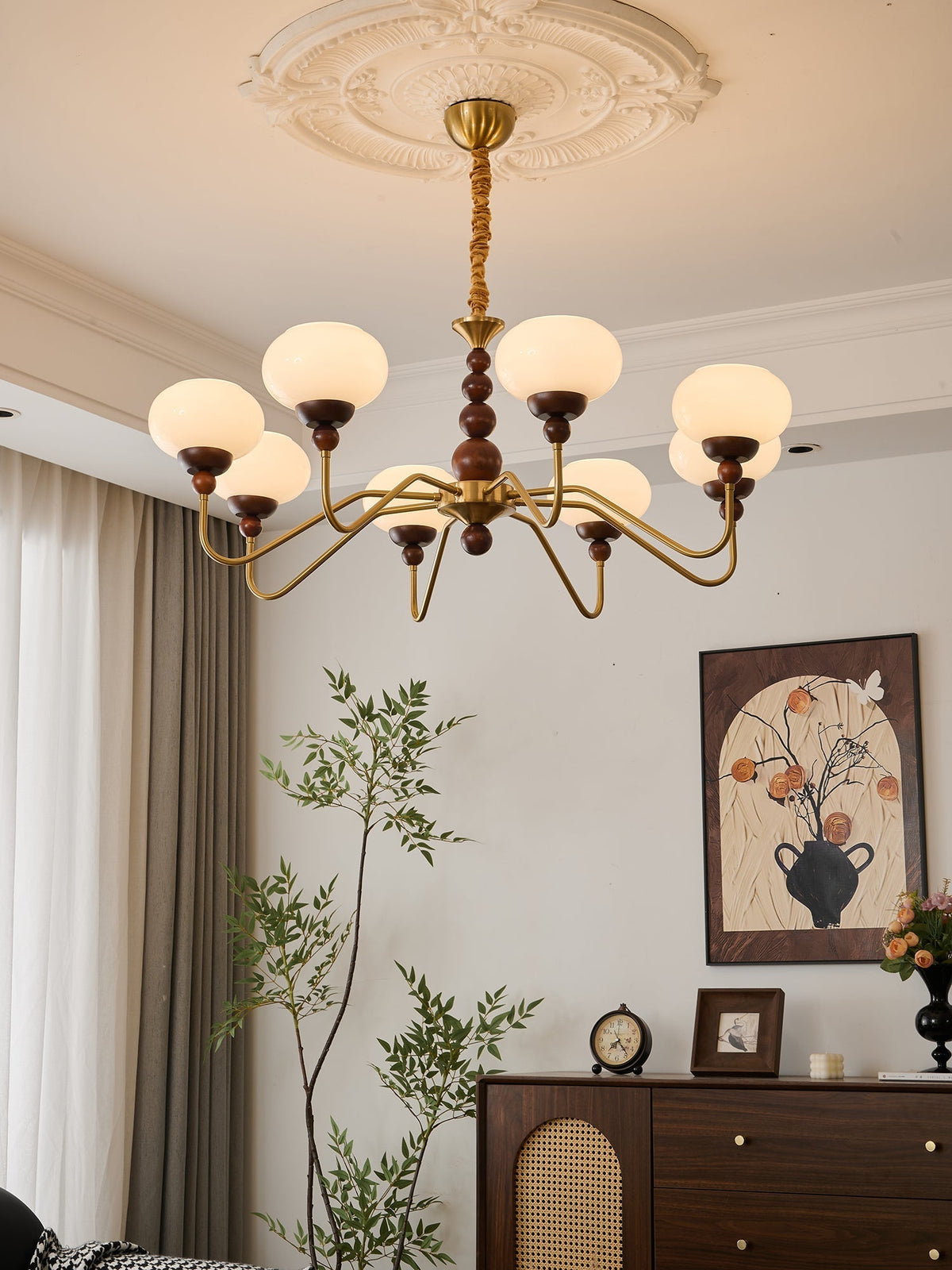 Sylaian Kronleuchter aus Glas und Messing mit Holzaufsatz in zeitgenössischem Stil 6-Light