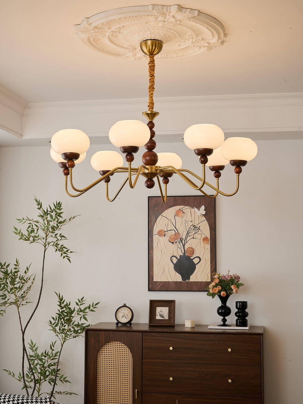 Sylaian Kronleuchter aus Glas und Messing mit Holzaufsatz in zeitgenössischem Stil 6-Light