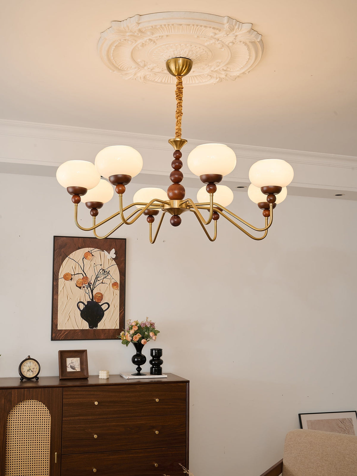 Sylaian Kronleuchter aus Glas und Messing mit Holzaufsatz in zeitgenössischem Stil 6-Light