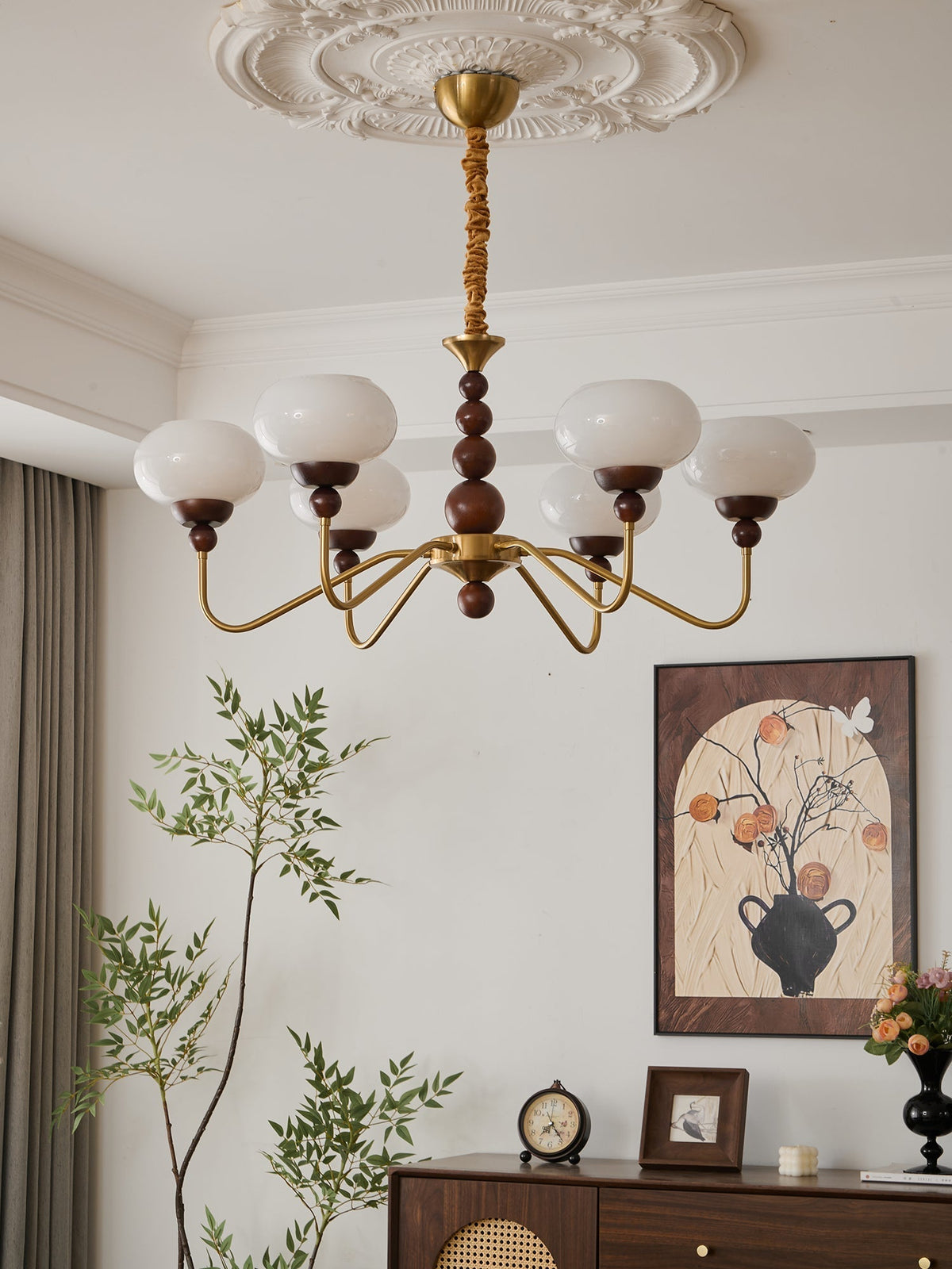 Sylaian Kronleuchter aus Glas und Messing mit Holzaufsatz in zeitgenössischem Stil 6-Light