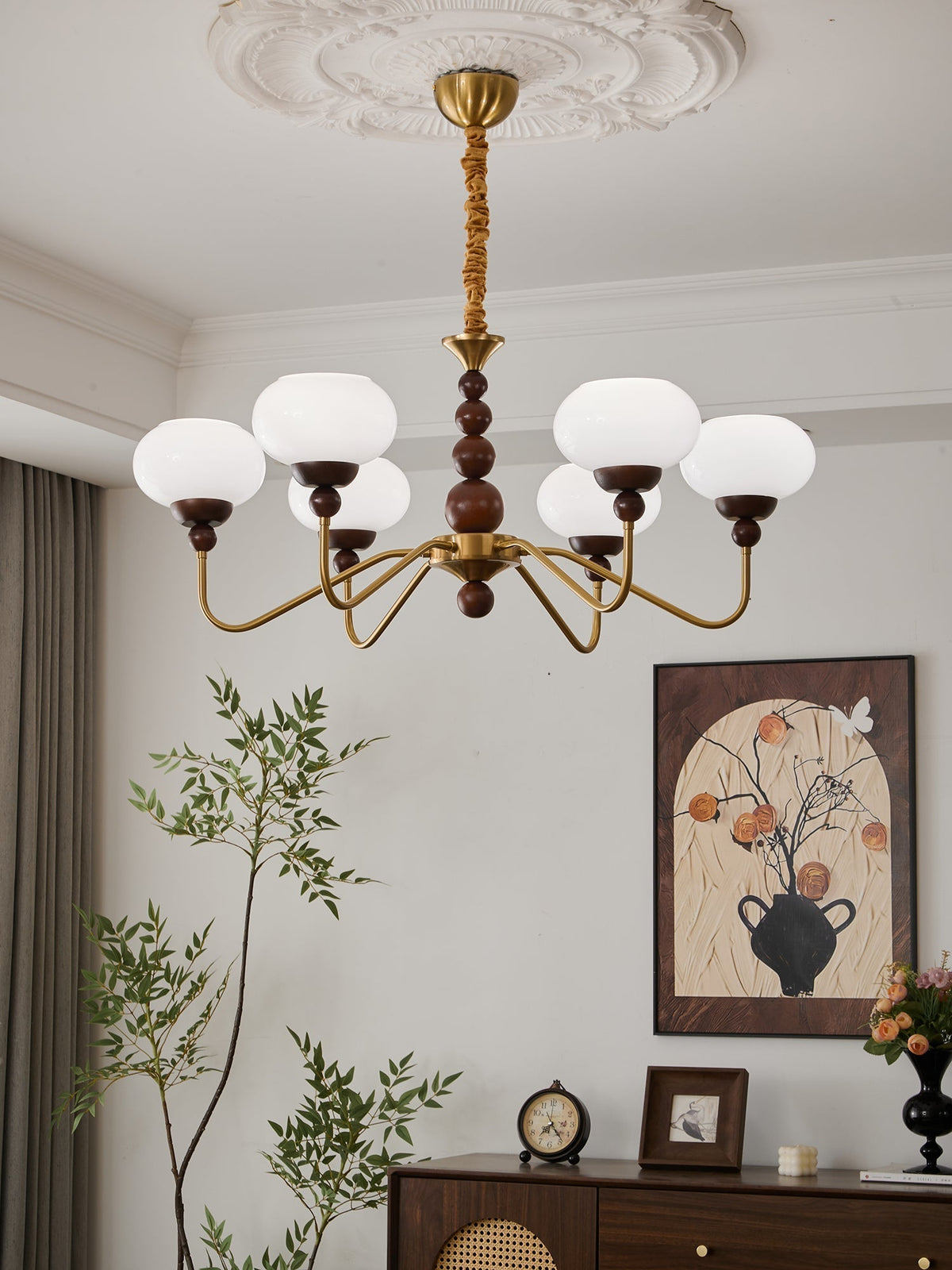 Sylaian Kronleuchter aus Glas und Messing mit Holzaufsatz in zeitgenössischem Stil 6-Light