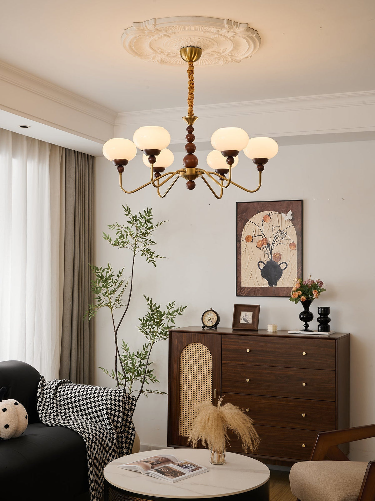 Sylaian Kronleuchter aus Glas und Messing mit Holzaufsatz in zeitgenössischem Stil 6-Light