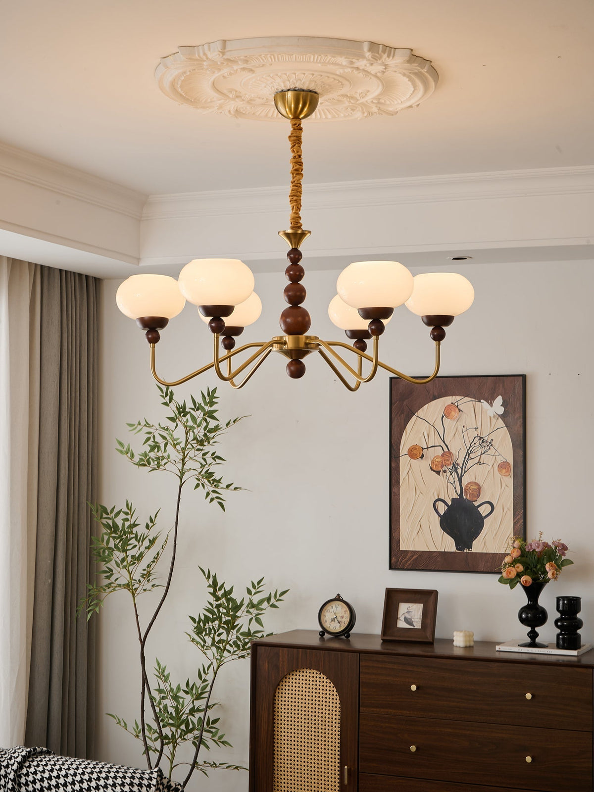 Sylaian Kronleuchter aus Glas und Messing mit Holzaufsatz in zeitgenössischem Stil 6-Light