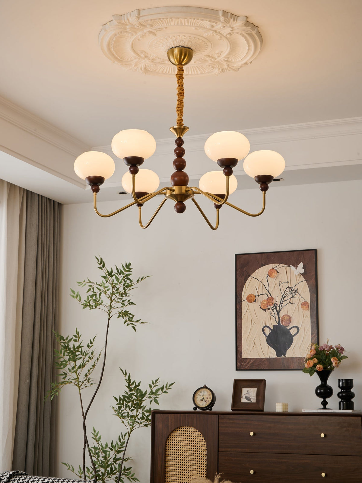 Sylaian Kronleuchter aus Glas und Messing mit Holzaufsatz in zeitgenössischem Stil 6-Light