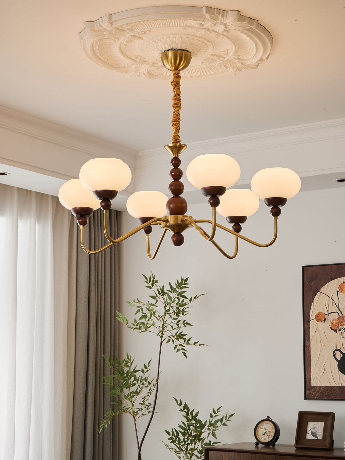 Sylaian Kronleuchter aus Glas und Messing mit Holzaufsatz in zeitgenössischem Stil 6-Light