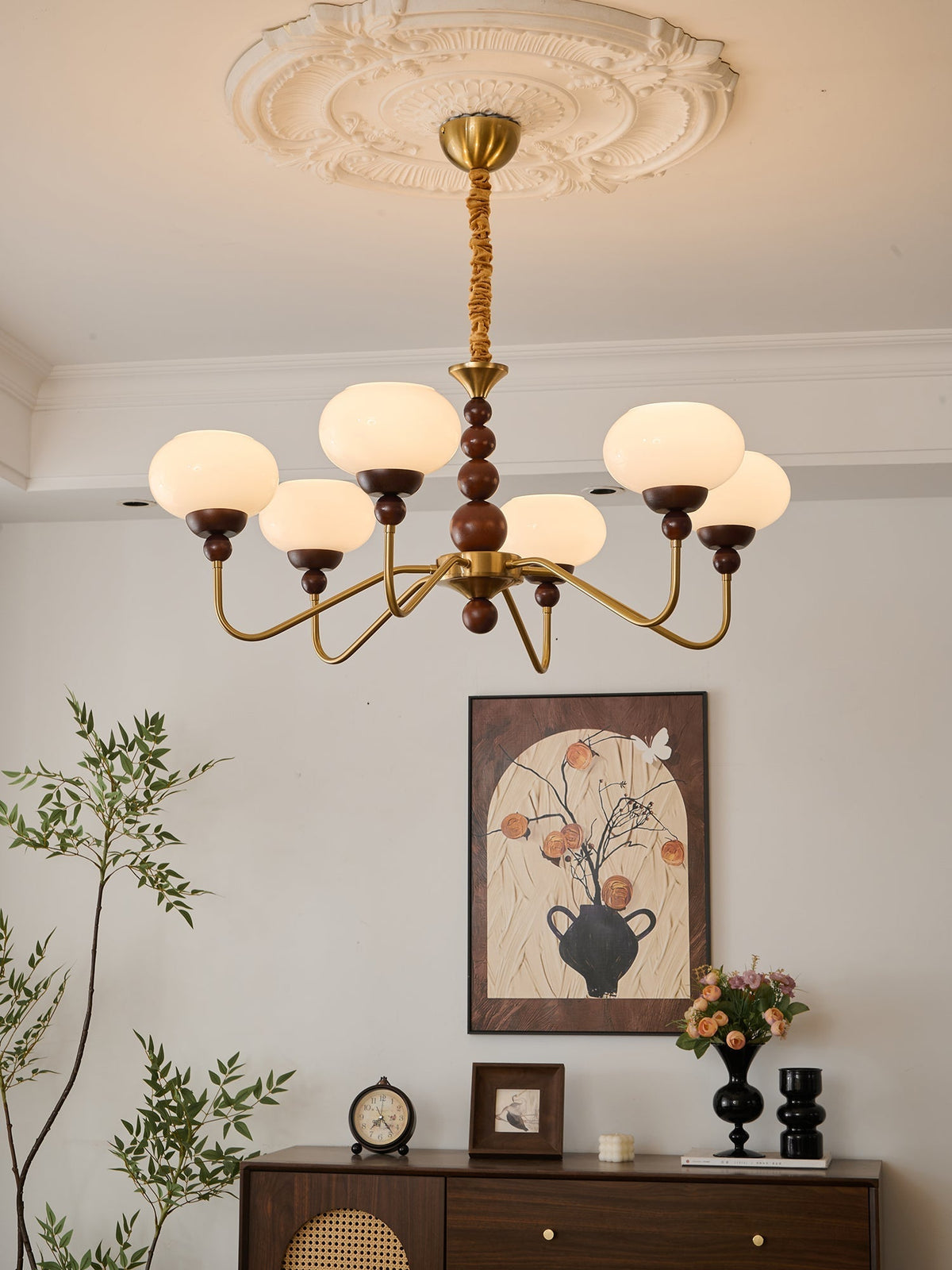 Sylaian Kronleuchter aus Glas und Messing mit Holzaufsatz in zeitgenössischem Stil 6-Light