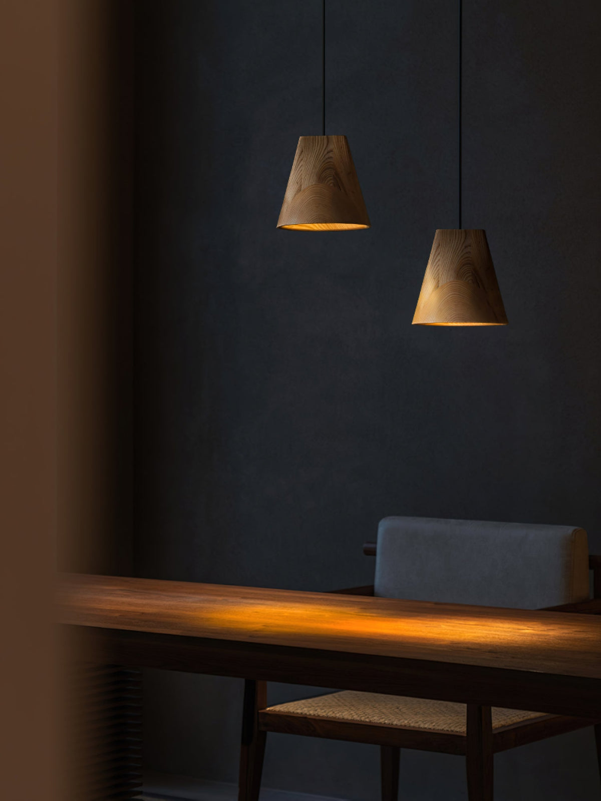 Ivarara asymmetrische Pendelleuchte aus Holz