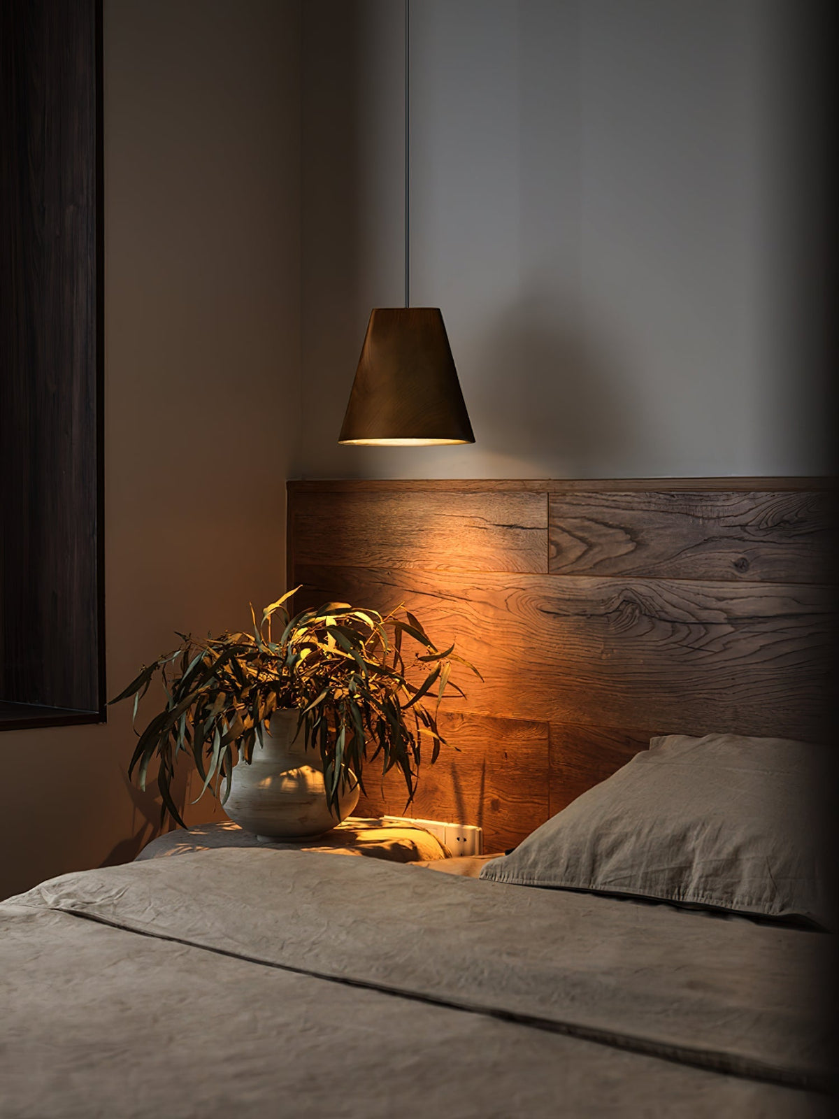 Ivarara asymmetrische Pendelleuchte aus Holz