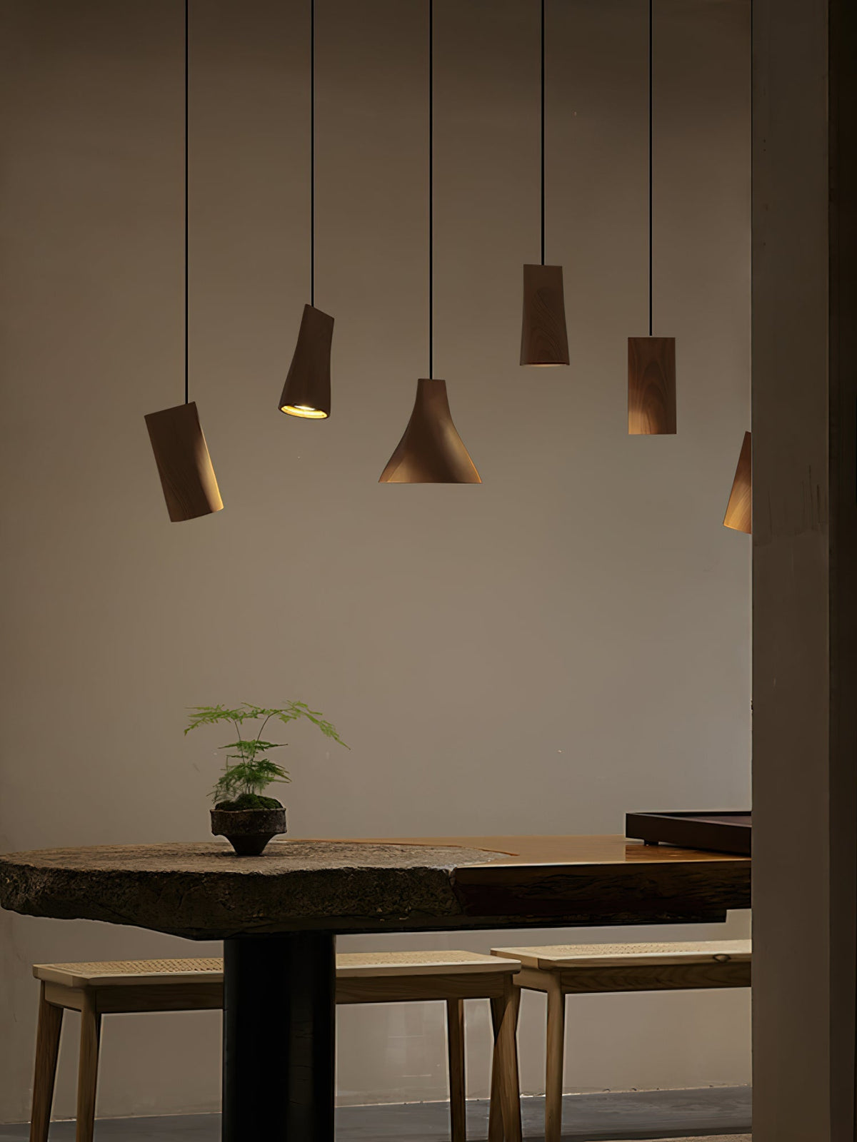Ivarara asymmetrische Pendelleuchte aus Holz
