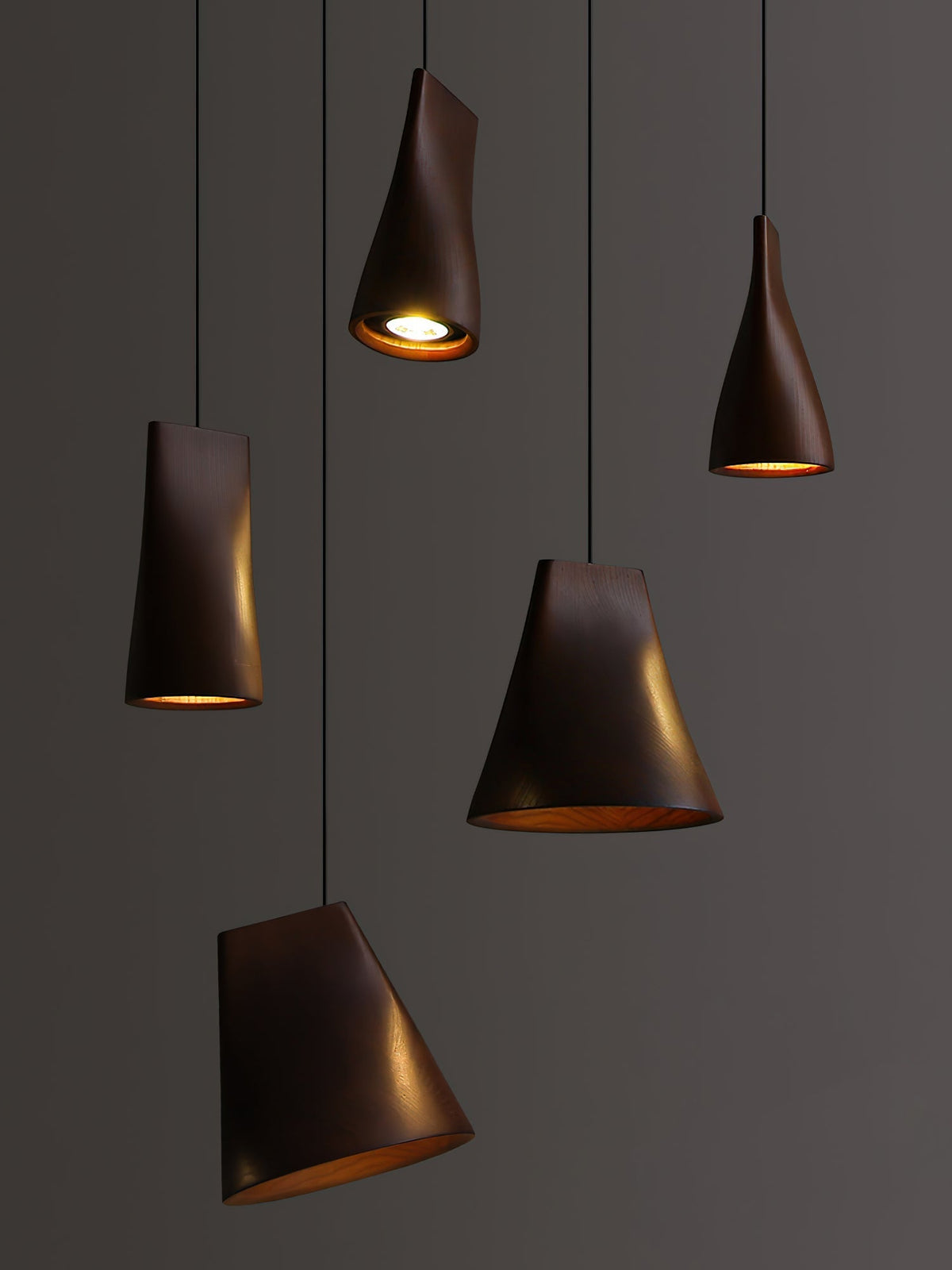 Ivarara asymmetrische Pendelleuchte aus Holz