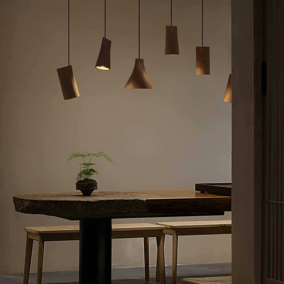 Ivarara asymmetrische Pendelleuchte aus Holz