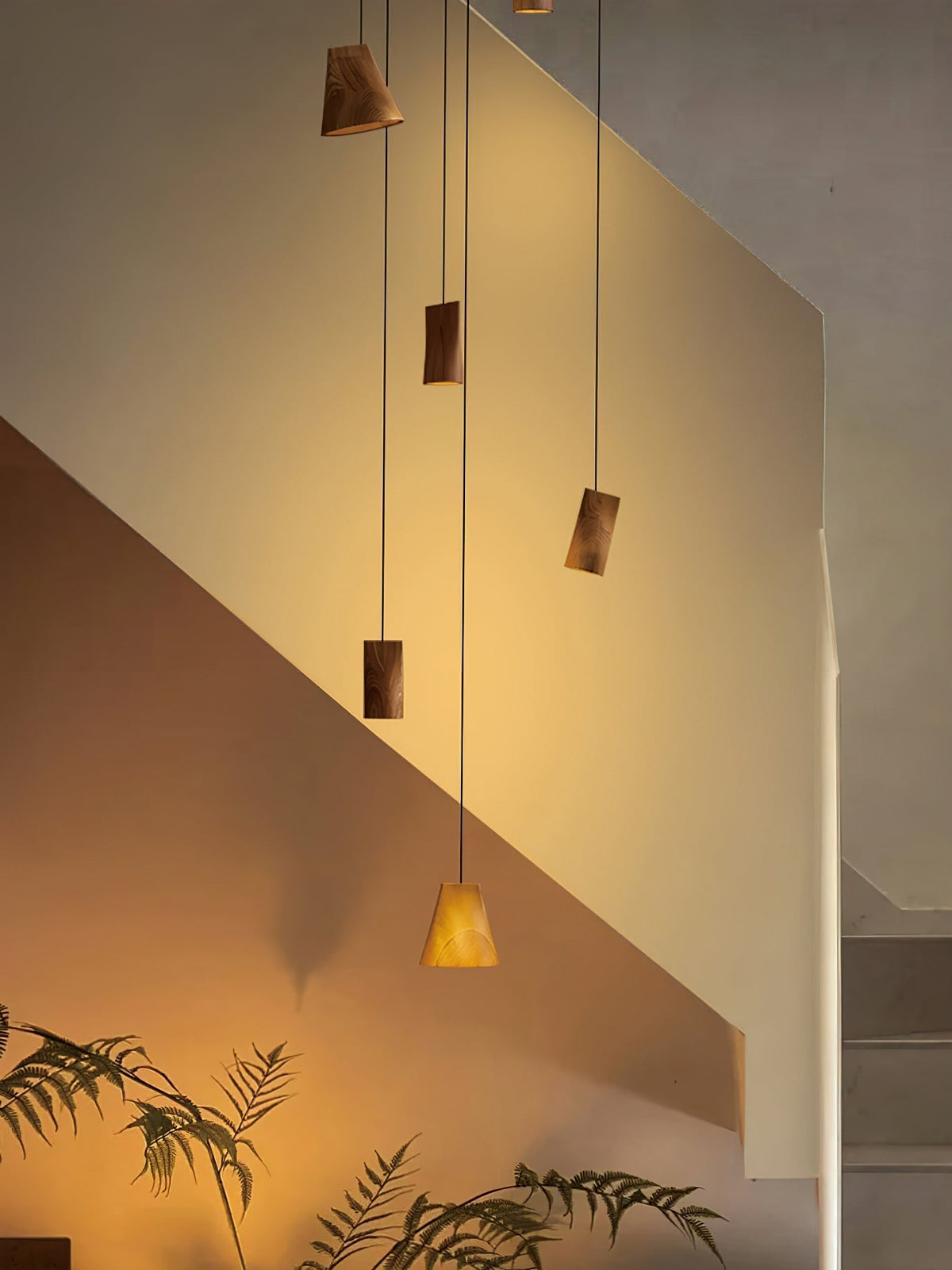 Ivarara asymmetrische Pendelleuchte aus Holz
