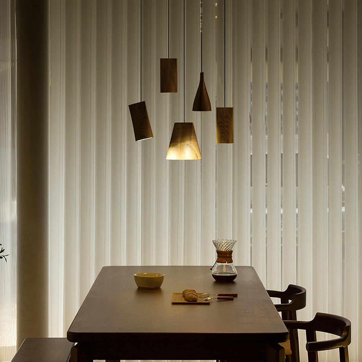 Ivarara asymmetrische Pendelleuchte aus Holz