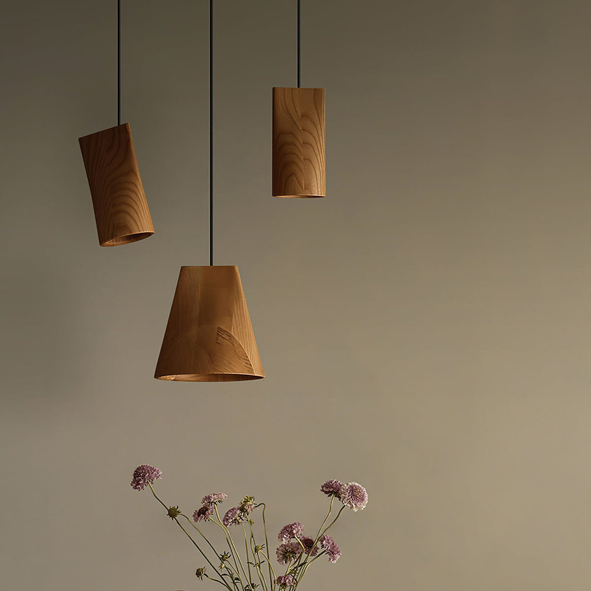 Ivarara asymmetrische Pendelleuchte aus Holz