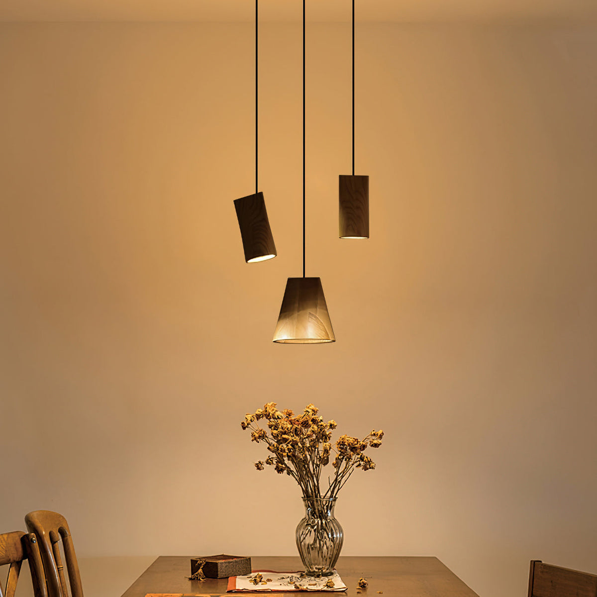 Ivarara asymmetrische Pendelleuchte aus Holz