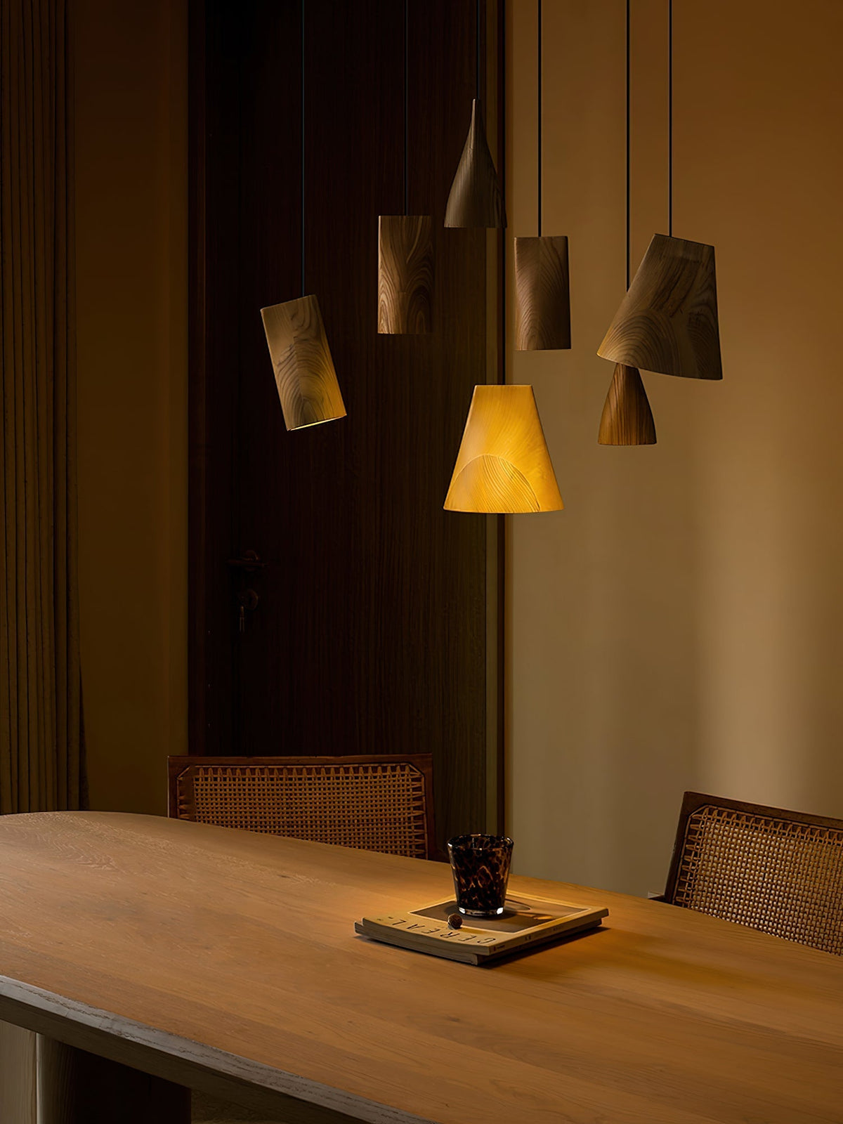 Ivarara asymmetrische Pendelleuchte aus Holz