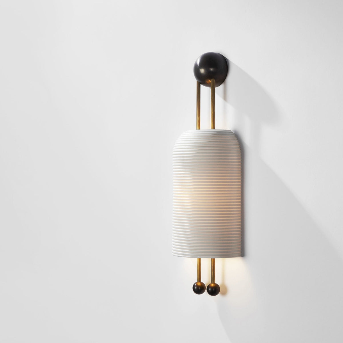 Bly Wandleuchte Opalglas Goldstäbe