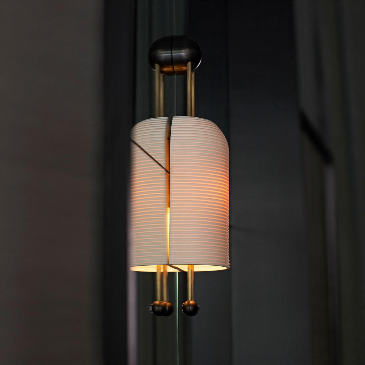 Bly Wandleuchte Opalglas Goldstäbe
