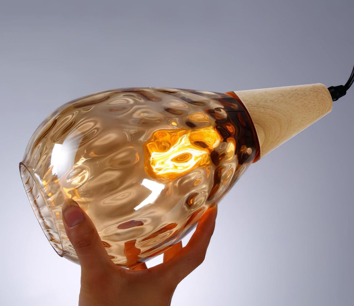 Rinisena Pendelleuchte aus klarem Glas und Holz im nordischen modernen Stil