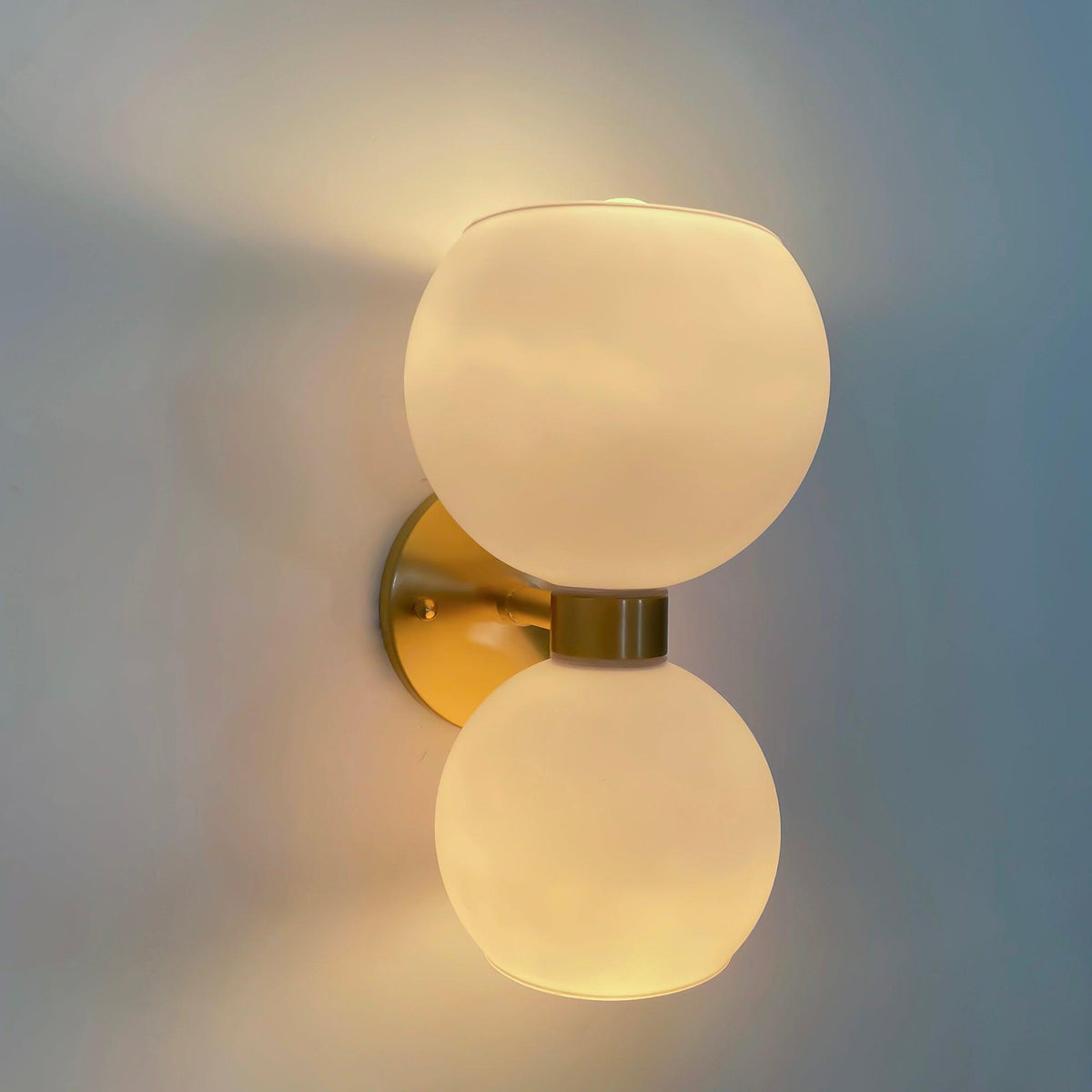 Umarion runde Wandleuchte aus Perlglas