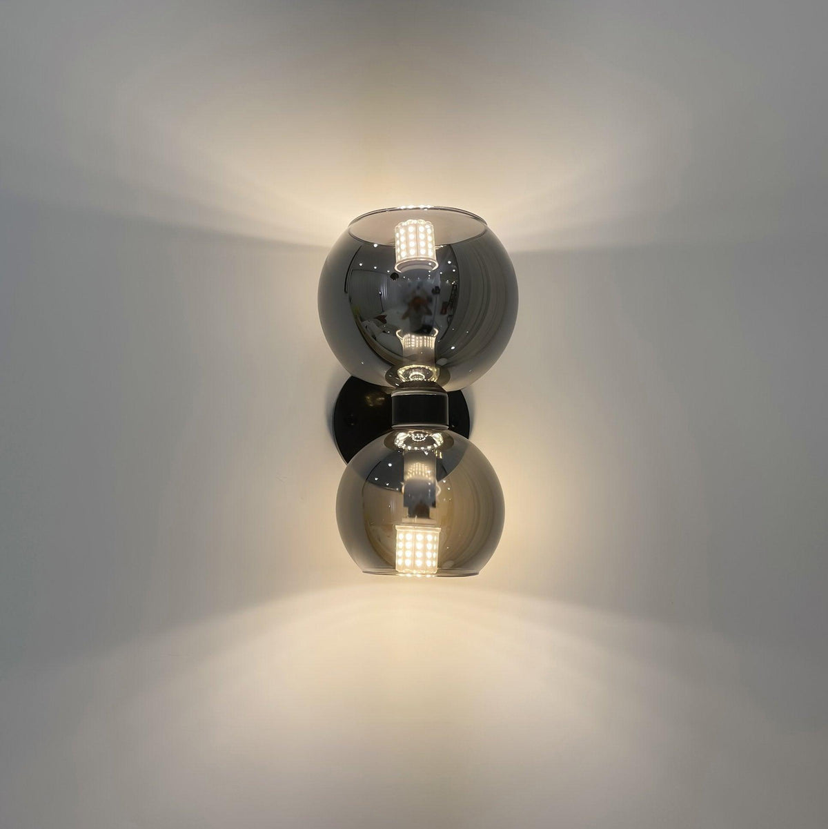 Umarion runde Wandleuchte aus Perlglas