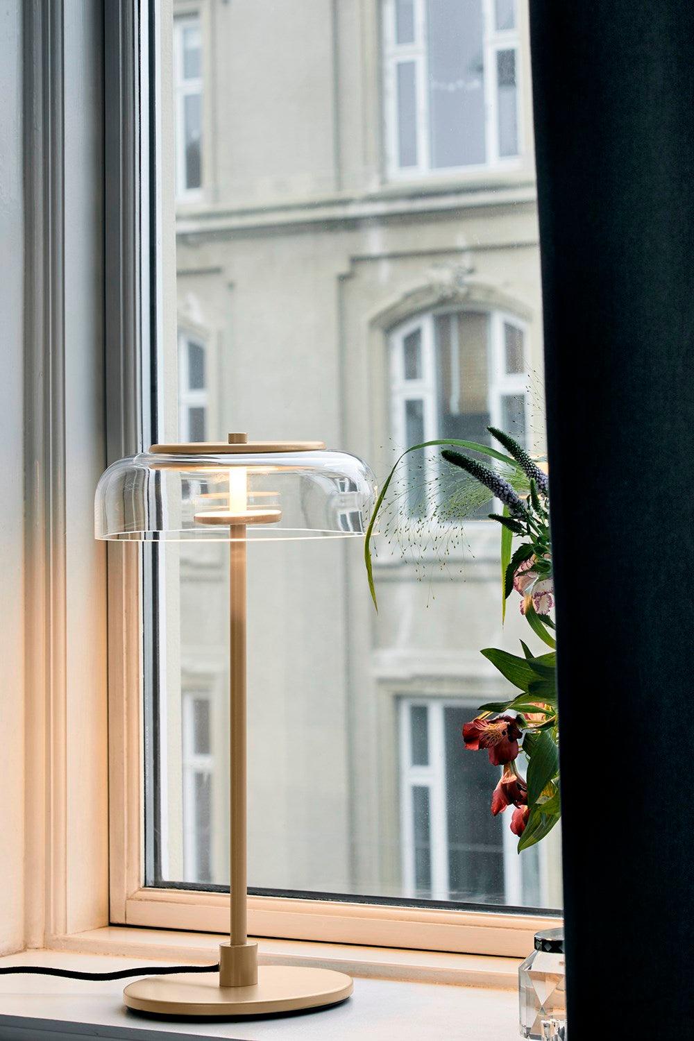 Rinelette Tischleuchte mit transparentem Glaskolben und Holzfuß