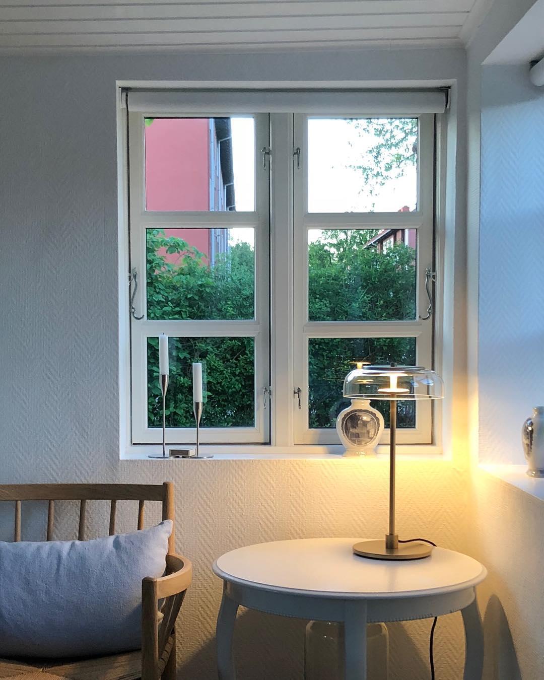 Rinelette Tischleuchte mit transparentem Glaskolben und Holzfuß
