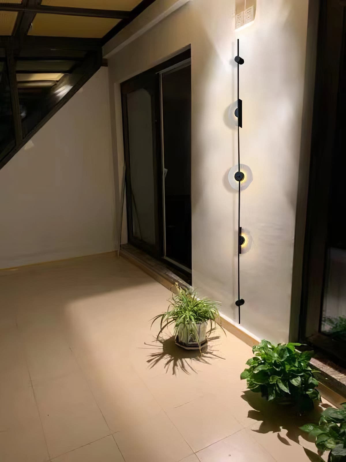 Slender Wandleuchte aus Alabaster im zeitgenössischen minimalistischen Stil