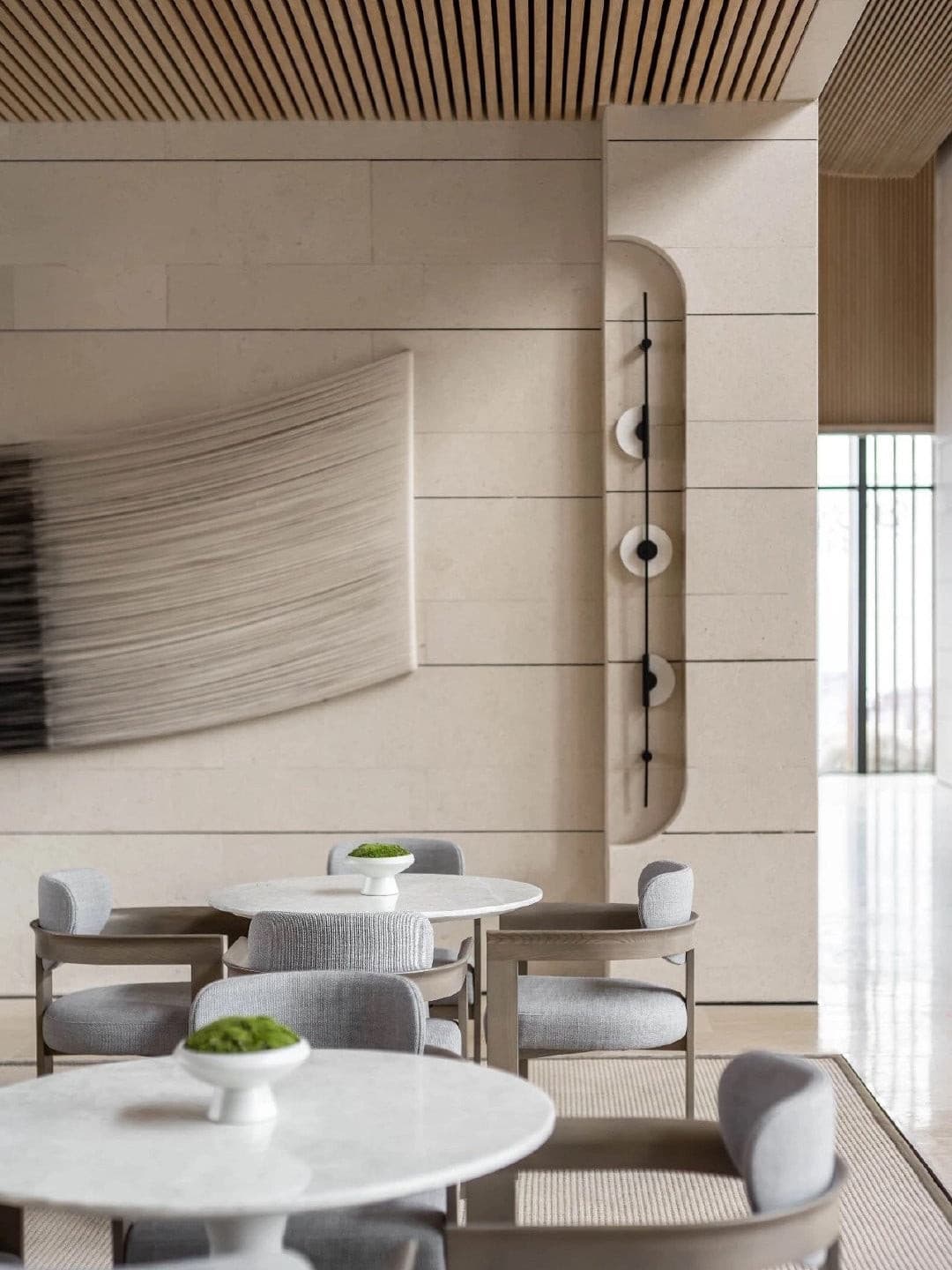 Slender Wandleuchte aus Alabaster im zeitgenössischen minimalistischen Stil