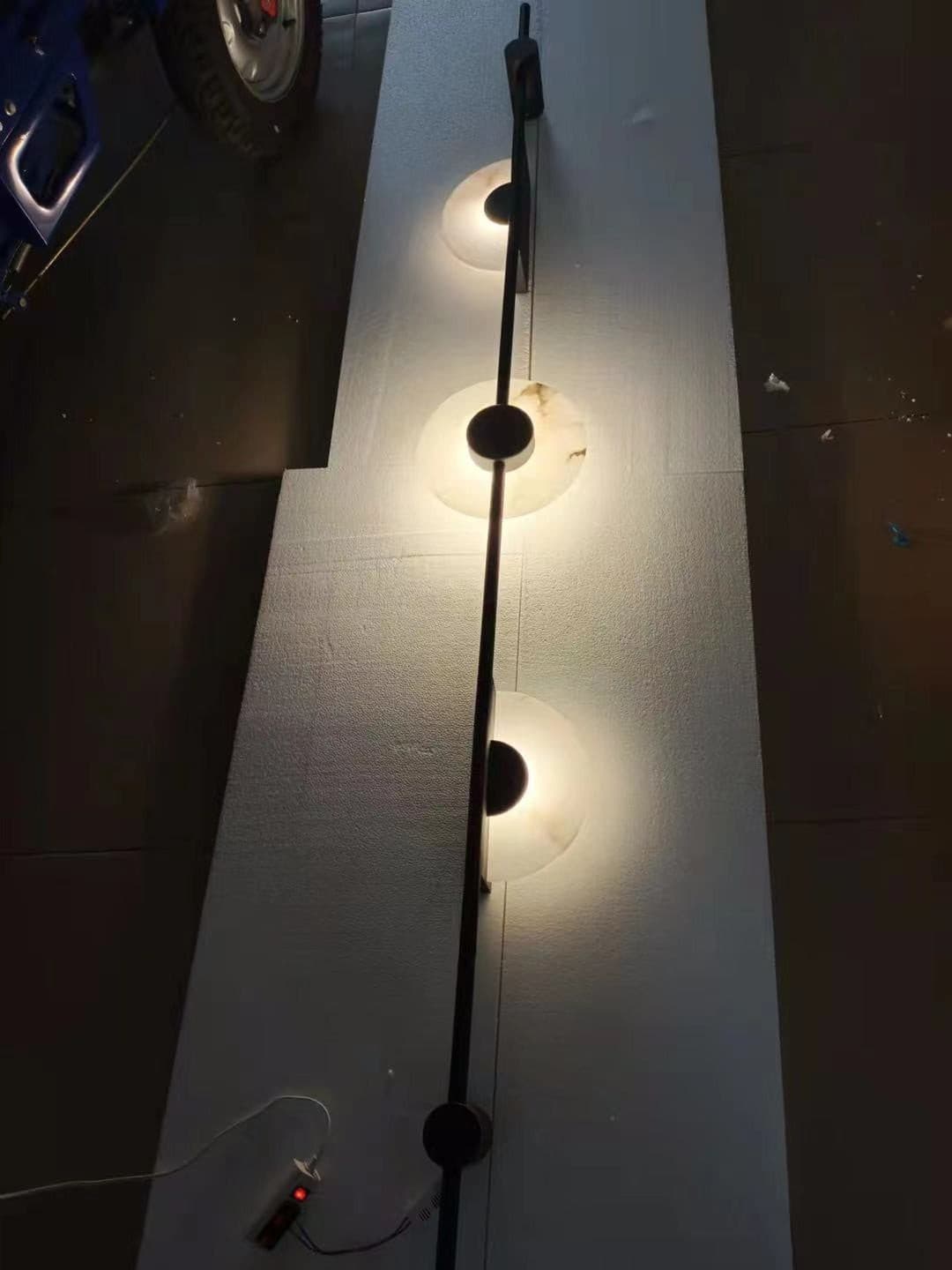 Slender Wandleuchte aus Alabaster im zeitgenössischen minimalistischen Stil