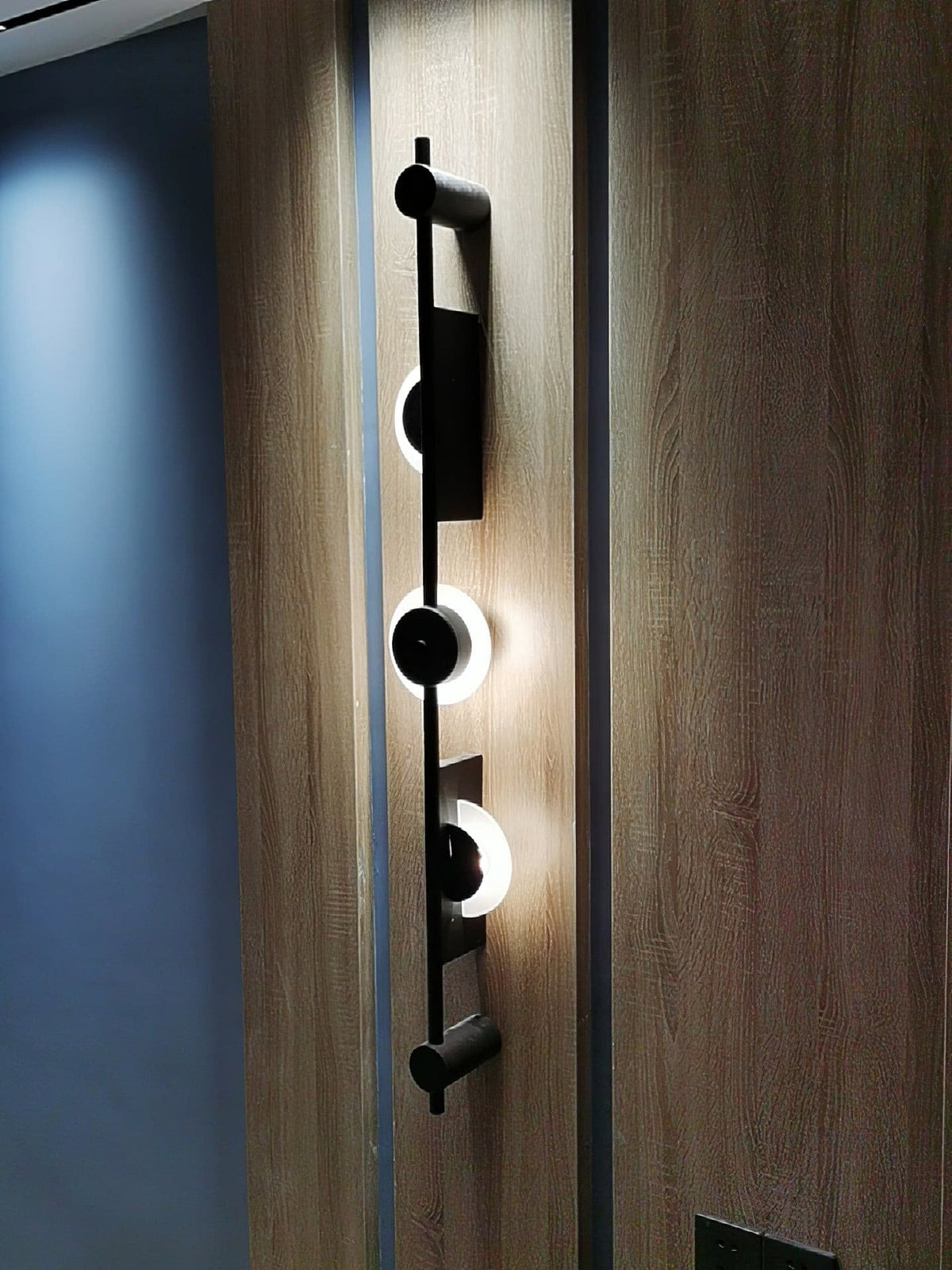 Slender Wandleuchte aus Alabaster im zeitgenössischen minimalistischen Stil