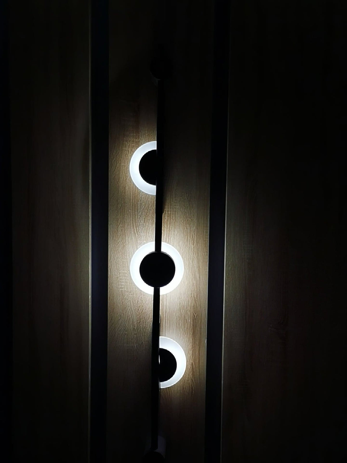 Slender Wandleuchte aus Alabaster im zeitgenössischen minimalistischen Stil