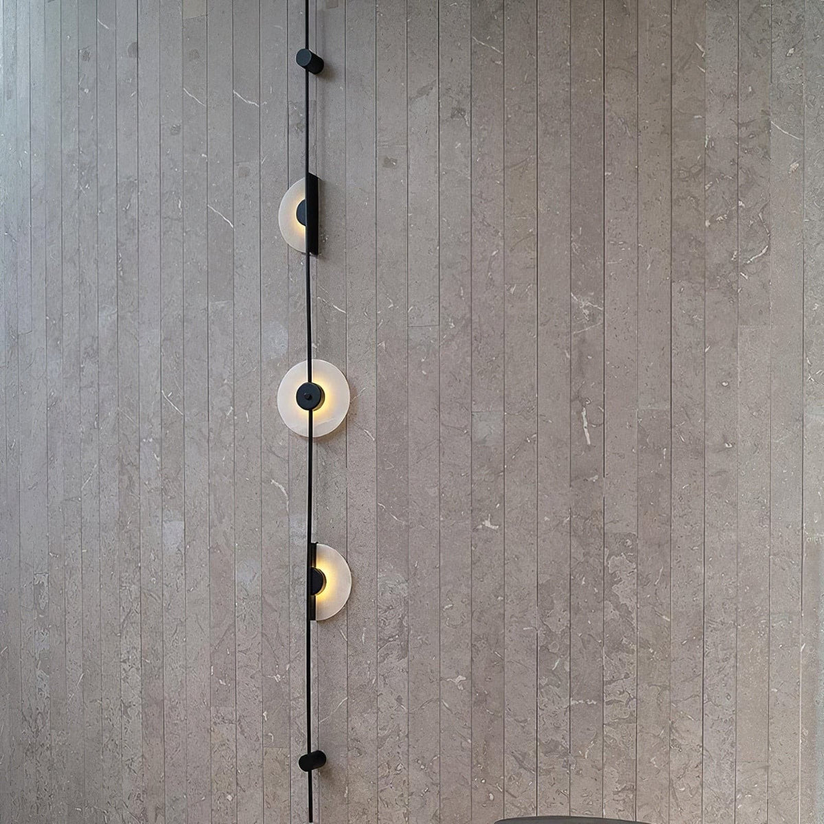 Slender Wandleuchte aus Alabaster im zeitgenössischen minimalistischen Stil