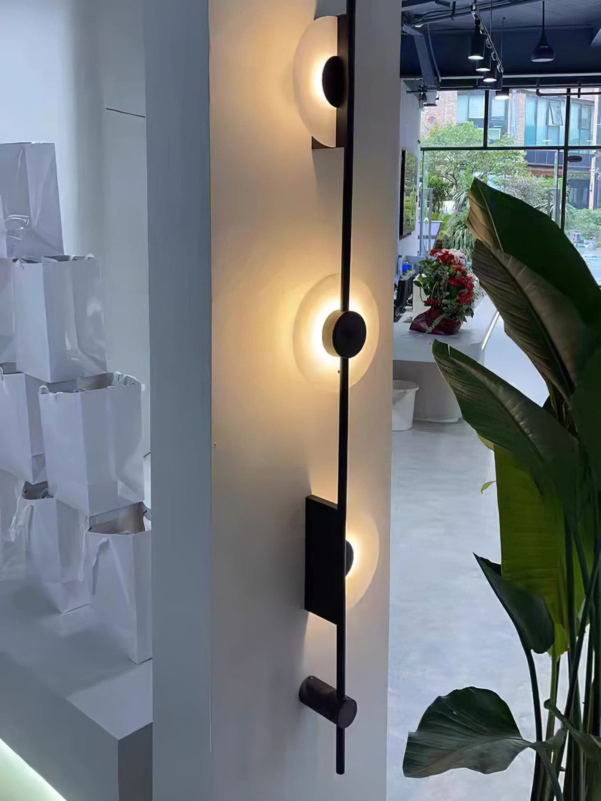 Slender Wandleuchte aus Alabaster im zeitgenössischen minimalistischen Stil