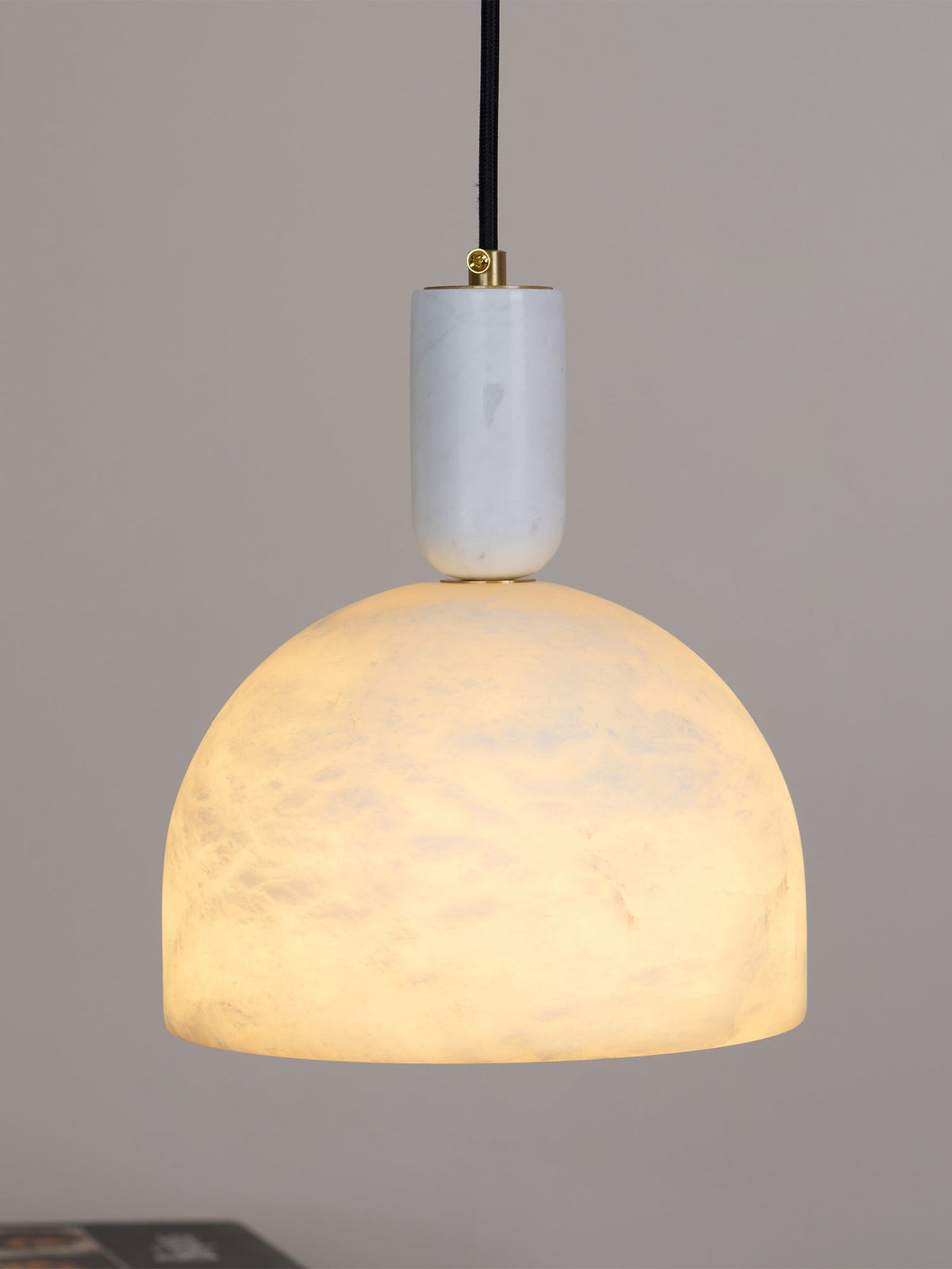Leda Minimalistische Pendelleuchte aus Alabaster