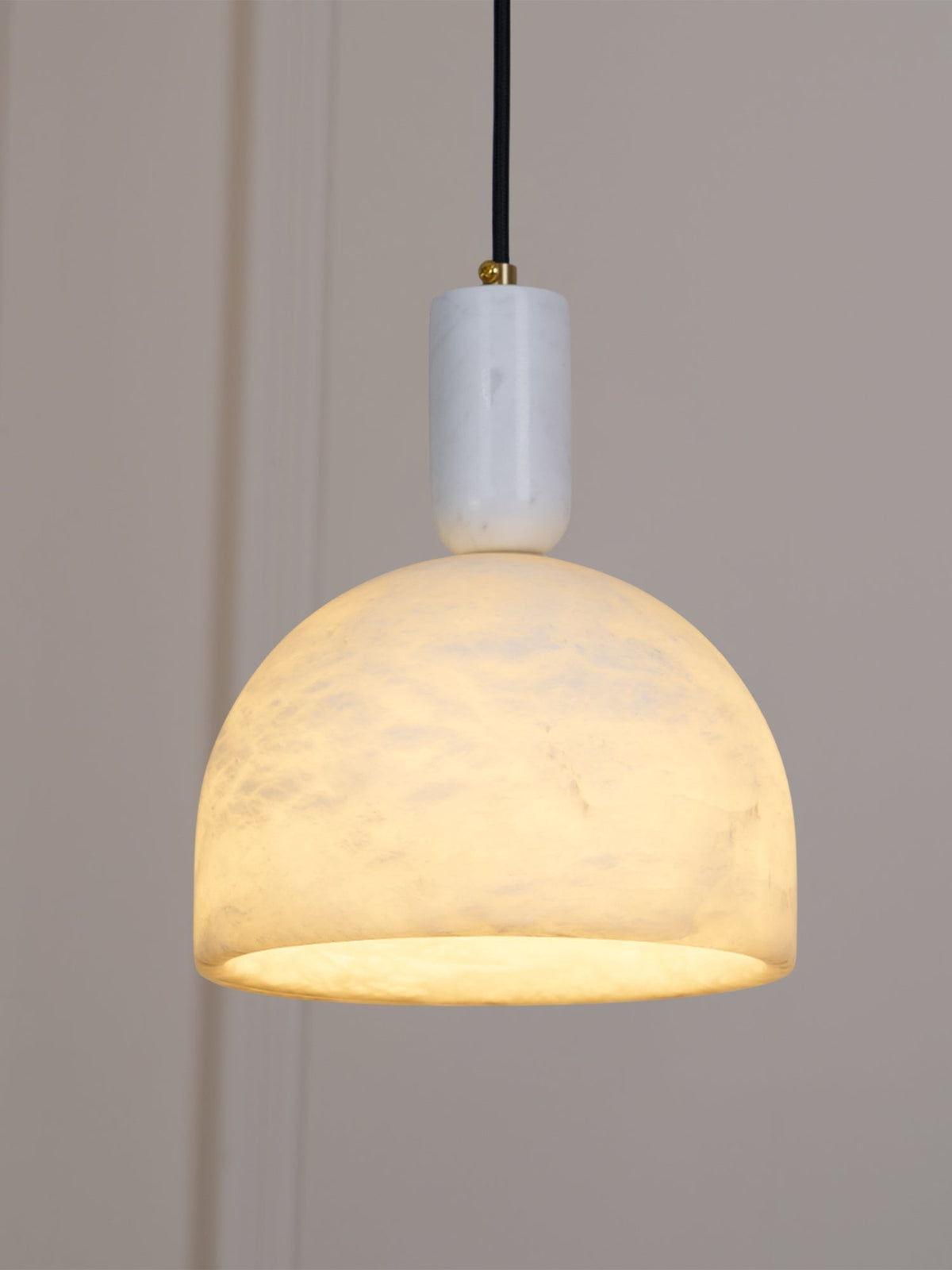 Leda Minimalistische Pendelleuchte aus Alabaster