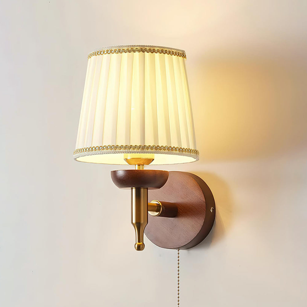 Blixen Wandleuchte Stoff Klassisch Gold Walnuss Schlafzimmer