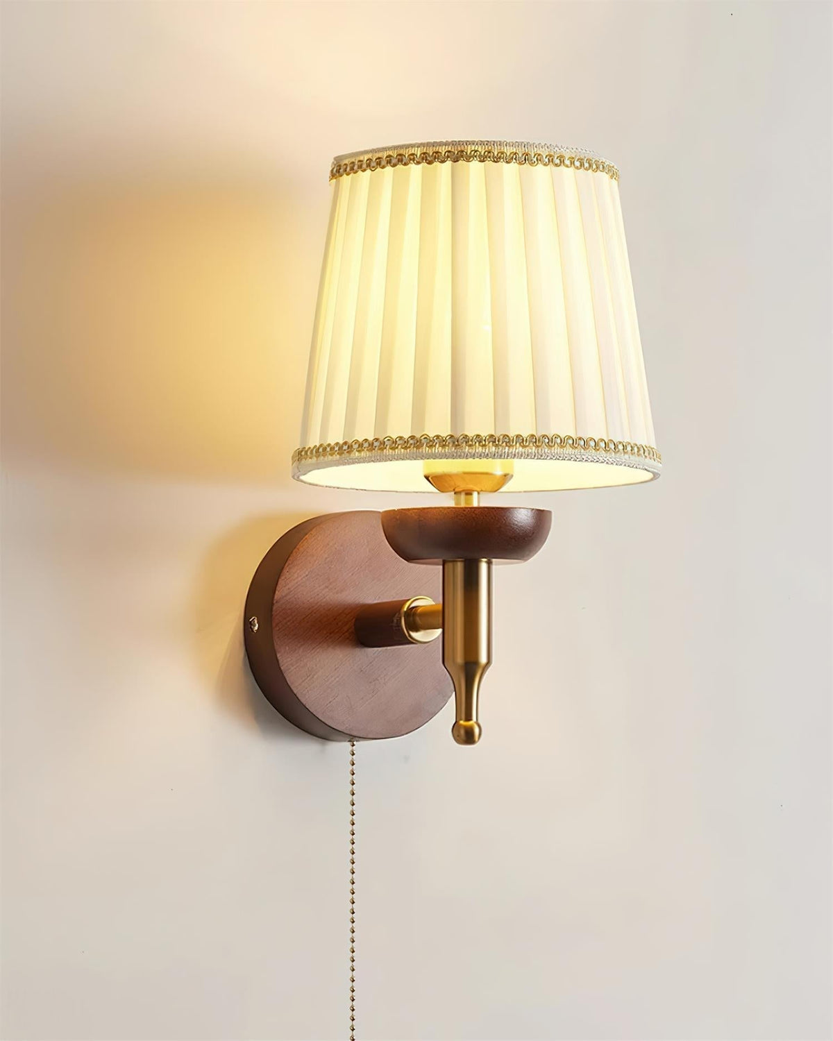 Blixen Wandleuchte Stoff Klassisch Gold Walnuss Schlafzimmer